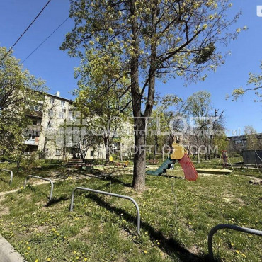 Продам квартиру, Защитников Неба ул. , 2  ком., 43.10 м², косметический ремонт 