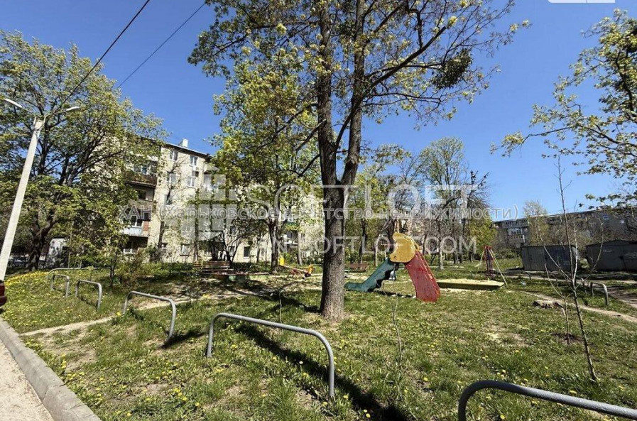 Продам квартиру, Защитников Неба ул. , 2  ком., 43.10 м², косметический ремонт 