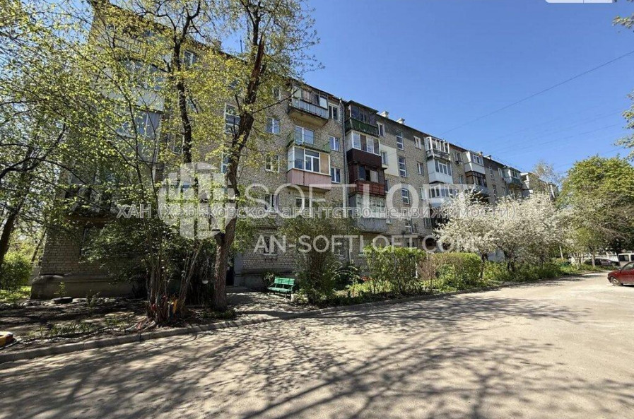 Продам квартиру, Защитников Неба ул. , 2  ком., 43.10 м², косметический ремонт 