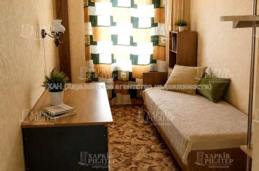 Продам квартиру, 23 Августа ул. , 44 , 3 кім., 56 м², советский ремонт 