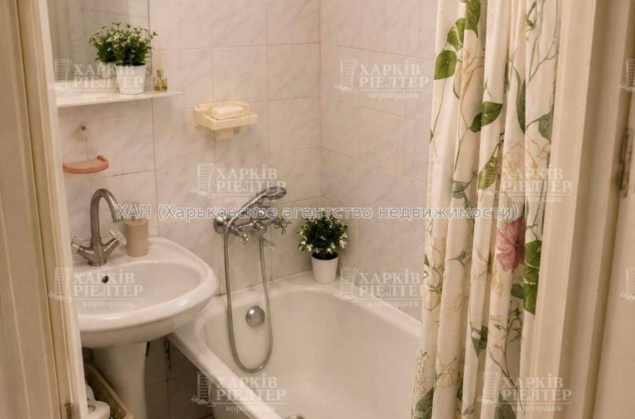 Продам квартиру, 23 Августа ул. , 44 , 3 кім., 56 м², советский ремонт 