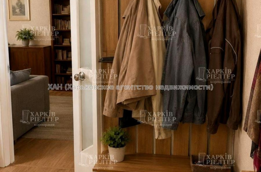 Продам квартиру, 23 Августа ул. , 44 , 3 кім., 56 м², советский ремонт 