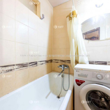 Продам квартиру, 23 Августа ул. , 70 , 3 кім., 56 м², косметический ремонт 