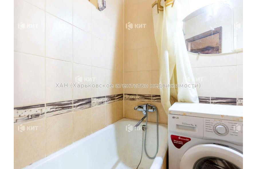 Продам квартиру, 23 Августа ул. , 70 , 3 кім., 56 м², косметический ремонт 