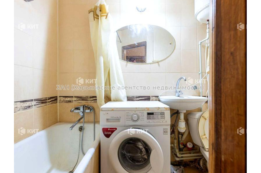 Продам квартиру, 23 Августа ул. , 70 , 3 кім., 56 м², косметический ремонт 