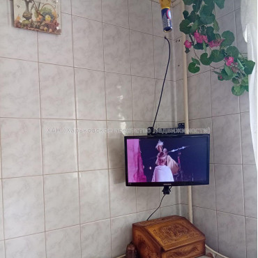 Продам квартиру, Каденюка ул. , 3  ком., 65 м², косметический ремонт 