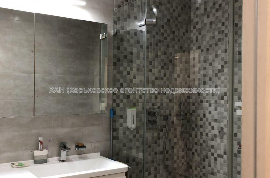 Продам квартиру, Гвардейцев Широнинцев ул. , 3 кім., 65 м², авторский дизайн 