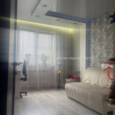Продам квартиру, 92-й бригады ул. , 2 кім., 51 м², евроремонт 