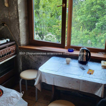 Продам квартиру, Победы просп. , 3 кім., 72 м², советский ремонт 