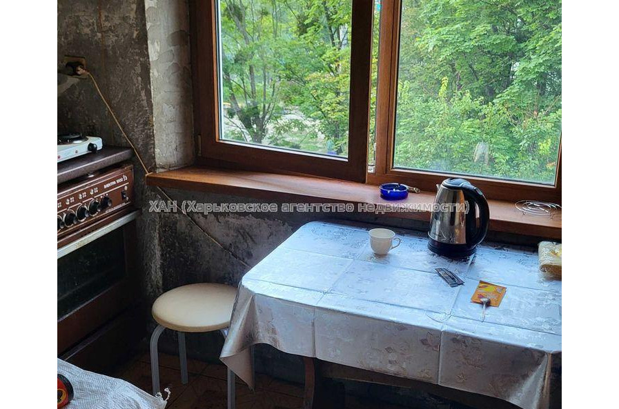 Продам квартиру, Победы просп. , 3 кім., 72 м², советский ремонт 