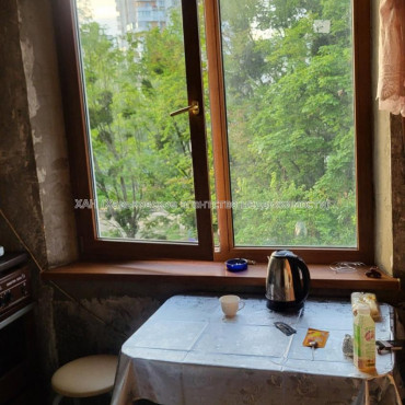 Продам квартиру, Победы просп. , 3 кім., 72 м², советский ремонт 