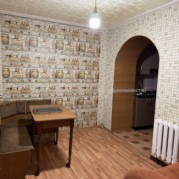 Продам квартиру, Марьинская ул. , 4 кім., 84 м², капитальный ремонт 