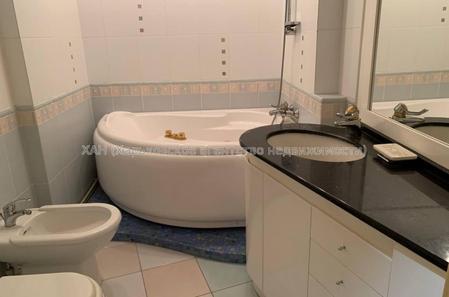 Продам дом, Гризодубовой ул. , 360 м², 6 сот., советский ремонт 