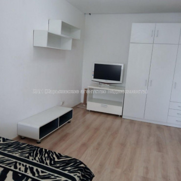 Продам квартиру, Науки просп. , 1 кім., 36 м², капитальный ремонт 