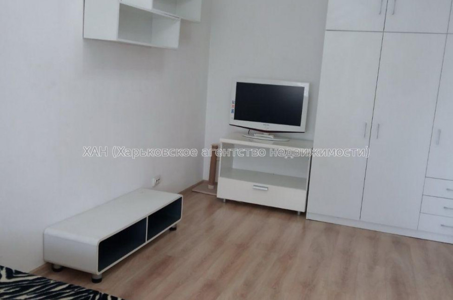 Продам квартиру, Науки просп. , 1 кім., 36 м², капитальный ремонт 