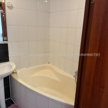 Продам квартиру, Науки просп. , 1 кім., 26 м², капитальный ремонт 