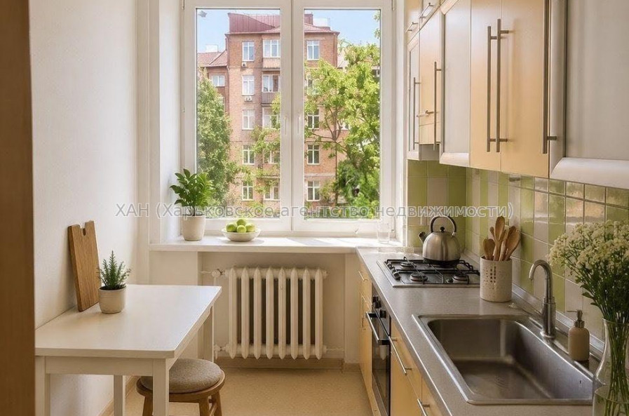 Продам квартиру, Чичибабина Бориса ул. , 3 кім., 72 м², капитальный ремонт 
