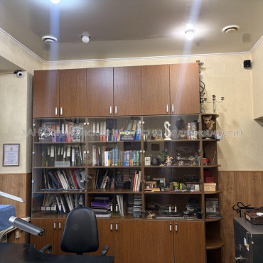 Продам нежитлову нерухомість, офис в многоквартирном доме , 1 кім., 26.10 м², капитальный ремонт 