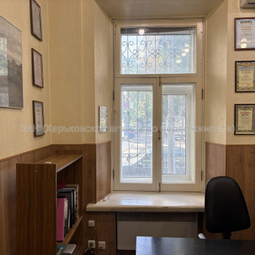 Продам нежитлову нерухомість, офис в многоквартирном доме , 1 кім., 26.10 м², капитальный ремонт 