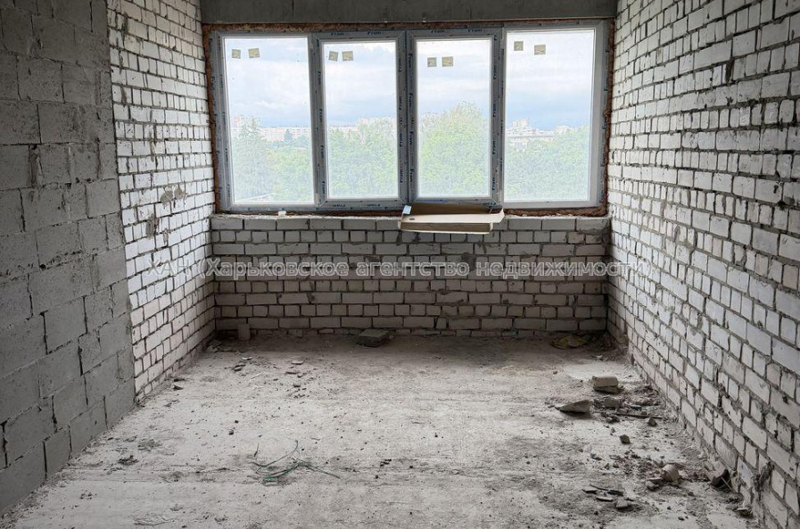 Продам квартиру, Гвардейцев Широнинцев ул. , 3 кім., 85 м², без внутренних работ 
