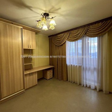 Продам квартиру, Соборности Украины ул. , 4  ком., 83.20 м², капитальный ремонт 