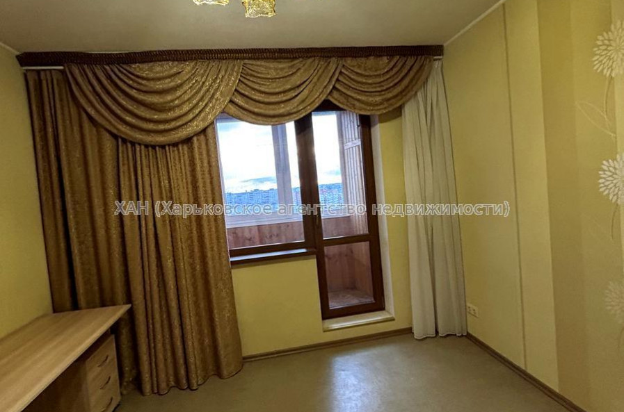 Продам квартиру, Соборности Украины ул. , 4  ком., 83.20 м², капитальный ремонт 