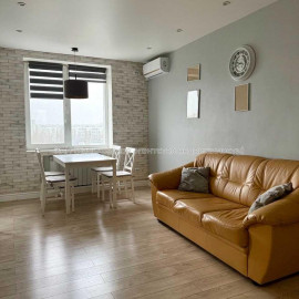 Продам квартиру, Валентиновская ул. , 3 кім., 67.30 м², авторский дизайн
