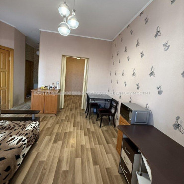 Продам квартиру, Новоалександровская ул. , 2  ком., 41.40 м², частичный ремонт 