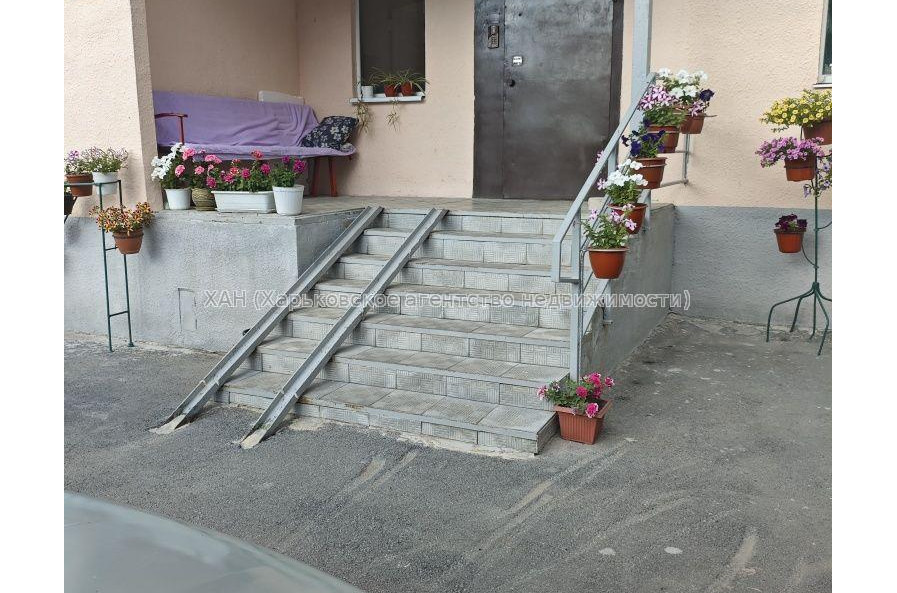 Продам квартиру, Натальи Ужвий ул. , 3 кім., 65 м², косметический ремонт 
