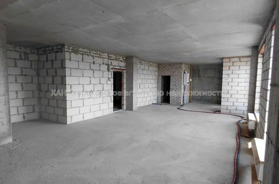 Продам квартиру, Динамовская ул. , 4  ком., 146 м², без внутренних работ 