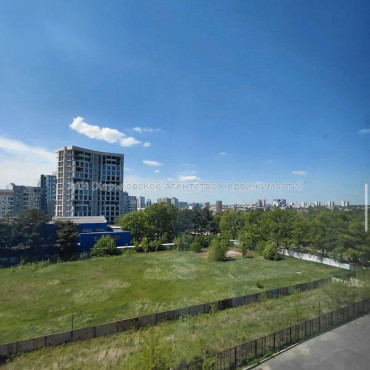 Продам квартиру, Динамовская ул. , 4  ком., 146 м², без внутренних работ 