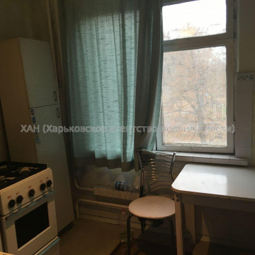 Продам квартиру, Амосова ул. , 3 кім., 65 м², косметический ремонт 