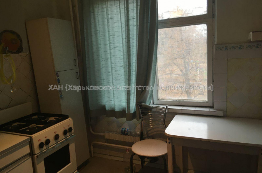 Продам квартиру, Амосова ул. , 3 кім., 65 м², косметический ремонт 