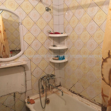 Продам квартиру, Амосова ул. , 3 кім., 65 м², косметический ремонт 