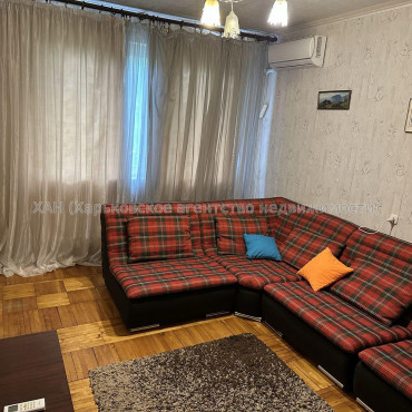 Продам квартиру, Валентиновская ул. , 3 кім., 62.90 м², советский ремонт 