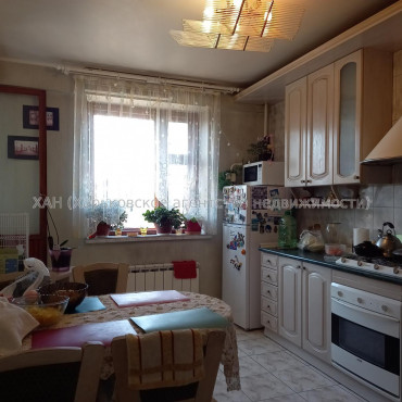 Продам квартиру, Лебединская ул. , 4  ком., 105 м², капитальный ремонт 