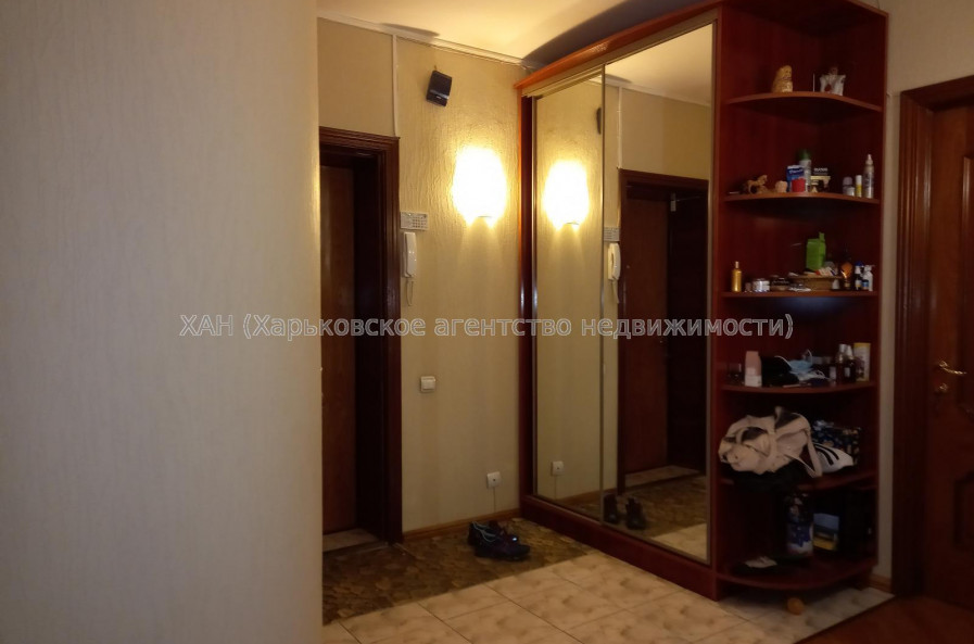 Продам квартиру, Лебединская ул. , 4  ком., 105 м², капитальный ремонт 