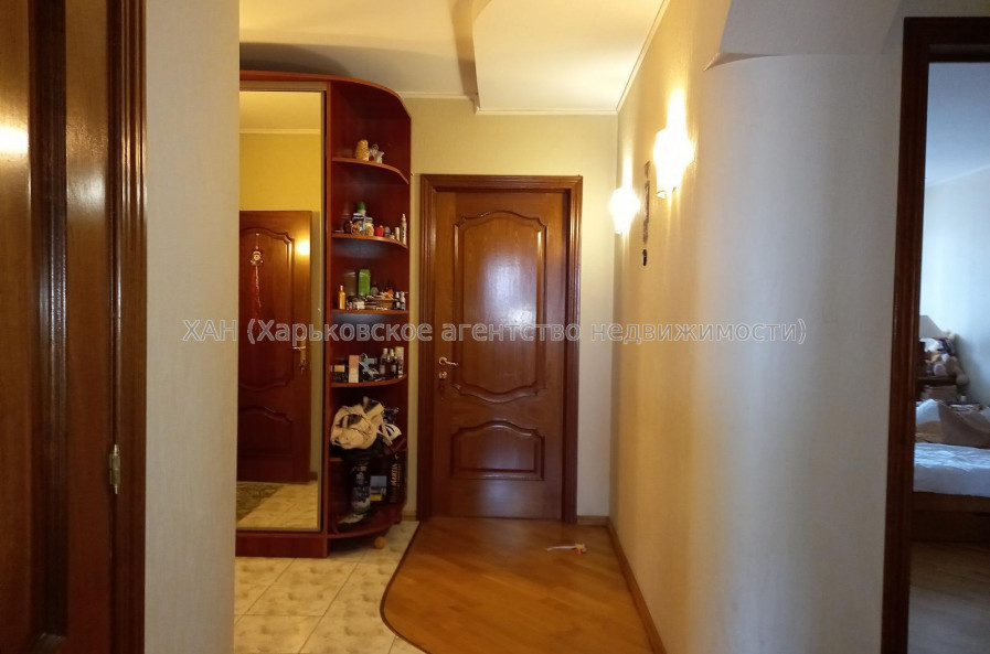 Продам квартиру, Лебединская ул. , 4  ком., 105 м², капитальный ремонт 