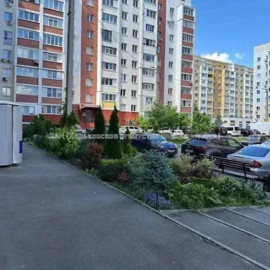 Продам квартиру, Драгоманова ул. , 1 кім., 42 м², капитальный ремонт