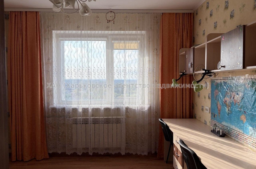 Продам квартиру, Амосова ул. , 34 , 4  ком., 86 м², капитальный ремонт 