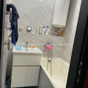 Продам квартиру, Михаила Комарова ул. , 2  ком., 45.80 м², косметический ремонт 