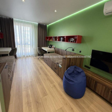 Продам квартиру, Молочная ул. , 3 кім., 80 м², евроремонт 