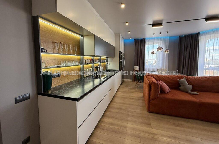 Продам квартиру, Молочная ул. , 3 кім., 80 м², евроремонт 