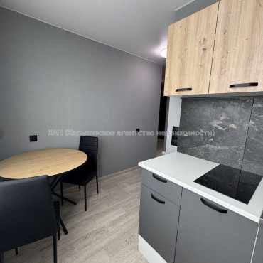 Продам квартиру, Владислава Зубенко ул. , 2 кім., 47 м², капитальный ремонт 