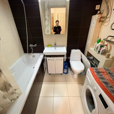 Продам квартиру, Зубарева Александра ул. , 1  ком., 42.70 м², капитальный ремонт 