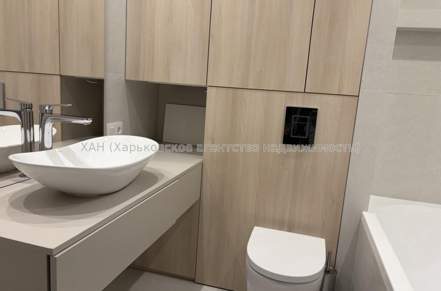 Продам квартиру, Гвардейцев Широнинцев ул. , 73Г , 2  ком., 65 м², авторский дизайн 