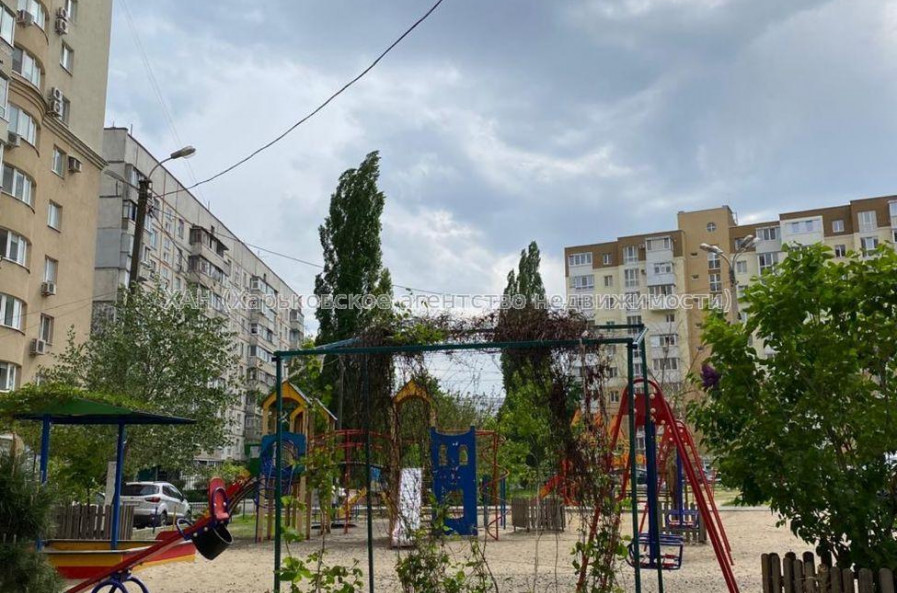 Продам квартиру, Гвардейцев Широнинцев ул. , 3 кім., 101 м², без внутренних работ 