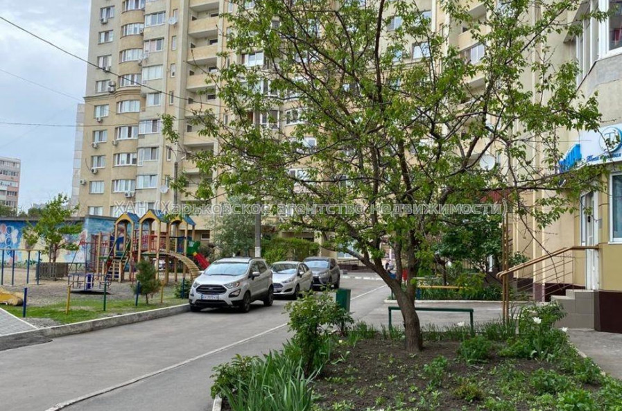 Продам квартиру, Гвардейцев Широнинцев ул. , 3 кім., 101 м², без внутренних работ 