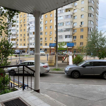 Продам квартиру, Гвардейцев Широнинцев ул. , 3 кім., 101 м², без внутренних работ 