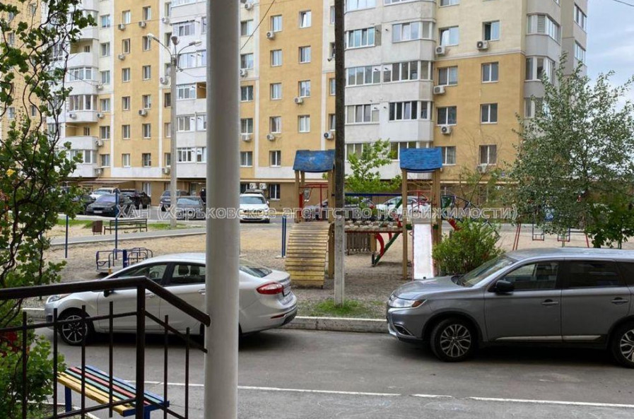 Продам квартиру, Гвардейцев Широнинцев ул. , 3 кім., 101 м², без внутренних работ 